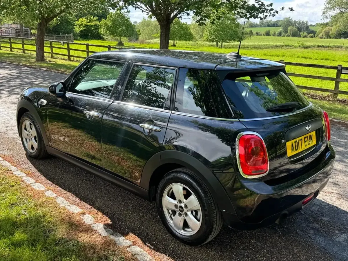 Begagnad Mini ONE Hatch 102 HK (75 kW) 2017 Svart Halvkombi