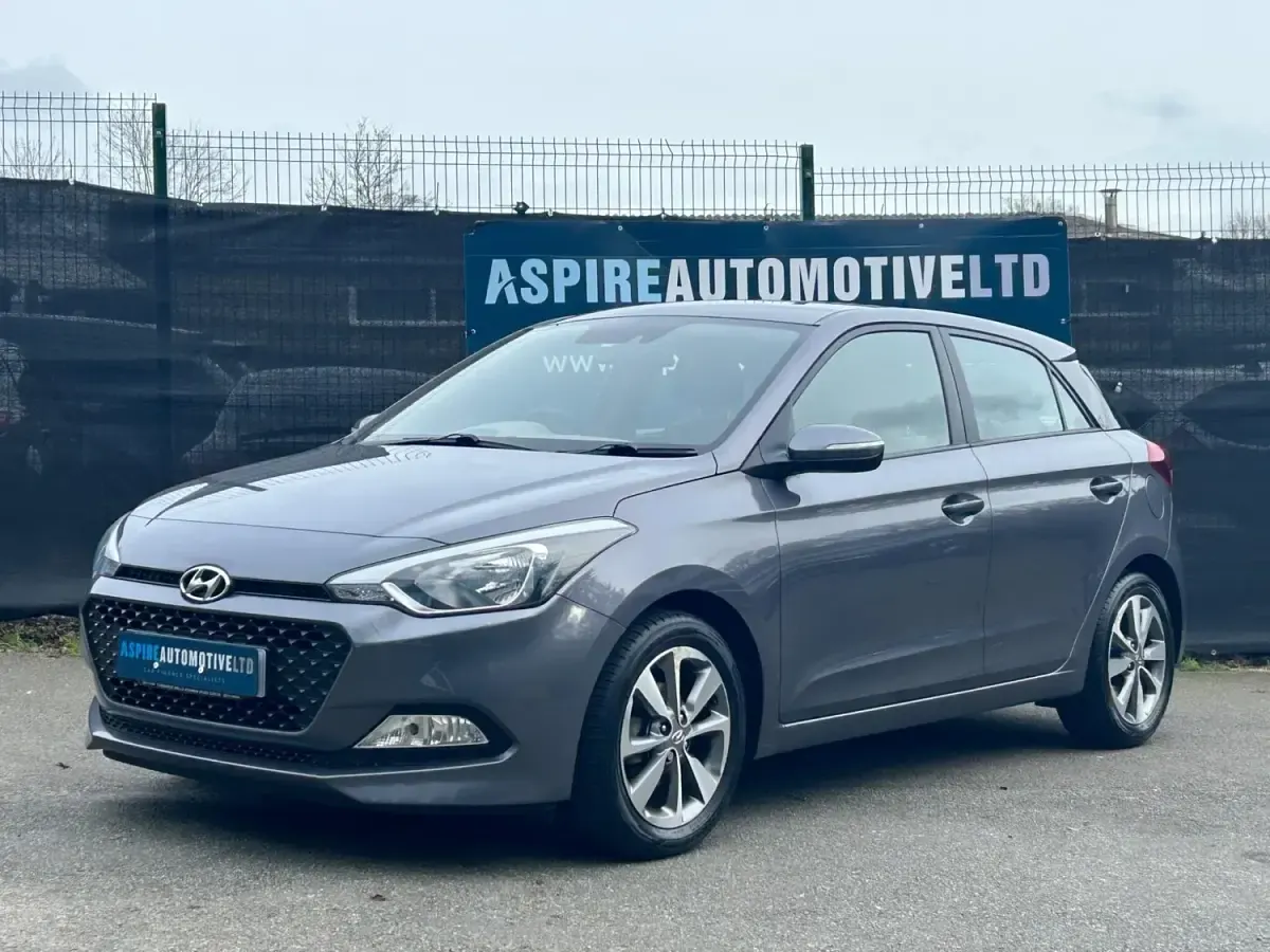 Begagnad Hyundai i20 SE 100 HK (73 kW) 2015 Grå Halvkombi
