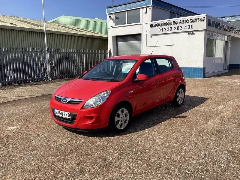 Used Hyundai i20 Comfort 77 HP (56 kW) 2010 Red Hatchback