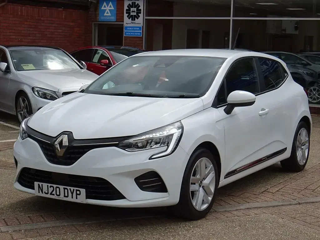 Used Renault Clio Play 100 HP (73 kW) 2019 White Hatchback