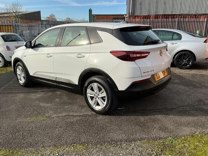 Used Vauxhall Grandland X S 130 HP (95 kW) 2018 White SUV