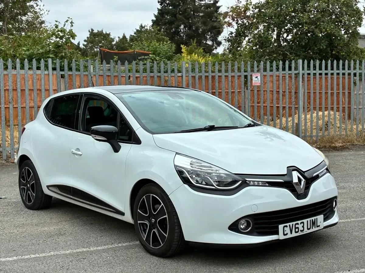 Used Renault Clio Dynamique 90 HP (66 kW) 2013 White Hatchback