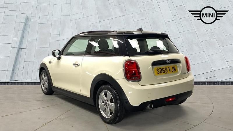 Used Mini Cooper Classic 134 HP (98 kW) 2019 White Hatchback