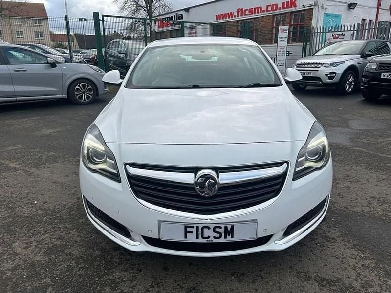 Used Vauxhall Insignia Design Edition 140 HP (102 kW) 2015 White Hatchback