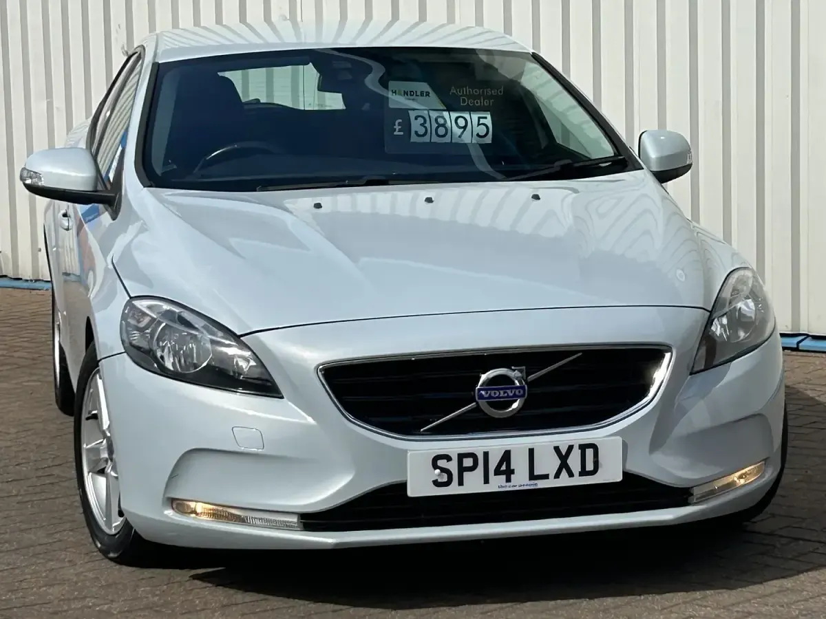 Used Volvo V40 115 HP (84 kW) 2014 Blue Hatchback