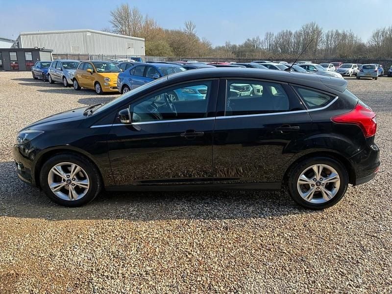 Używany Ford Focus Zetec 125 KM (91 kW) 2013 Czarny Hatchback