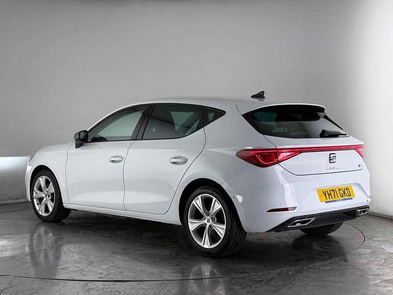 Begagnad Seat Leon FR 130 HK (95 kW) 2021 Vit Halvkombi
