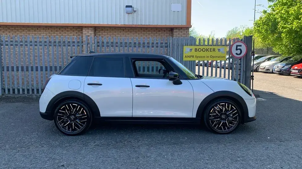 Begagnad Mini Cooper Hatch 113 kW (154 HK) 2025 Vit Halvkombi