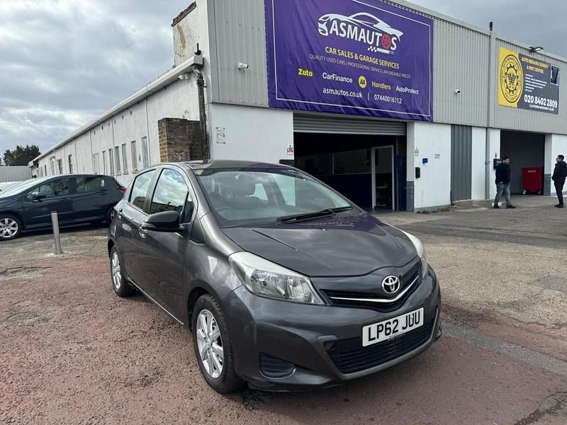 Used Toyota Yaris Multidrive S 99 HP (72 kW) 2013 Grey Hatchback