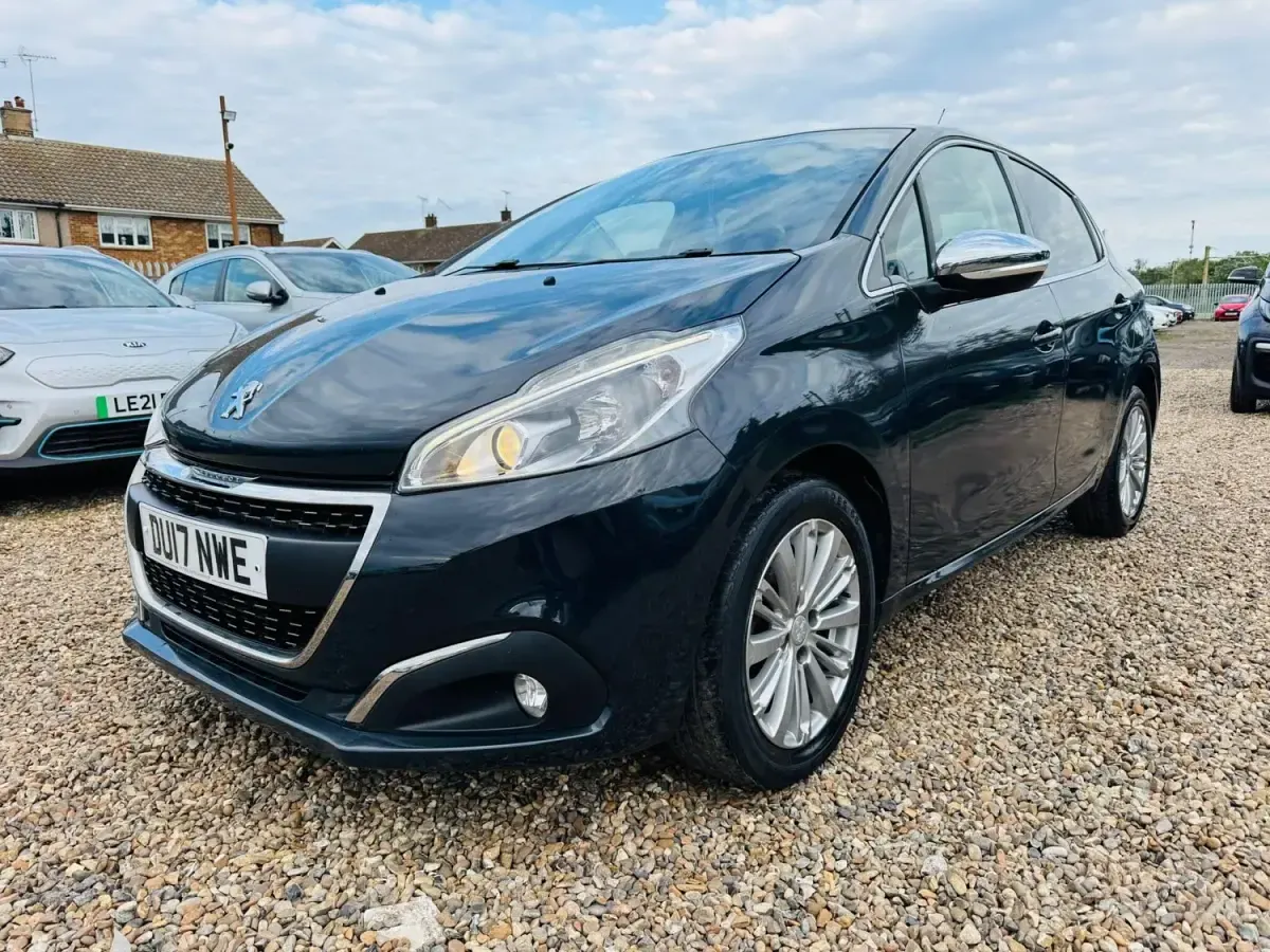 Usado Peugeot 208 Allure 110 HP (80 kW) 2017 Cinzento Citadino
