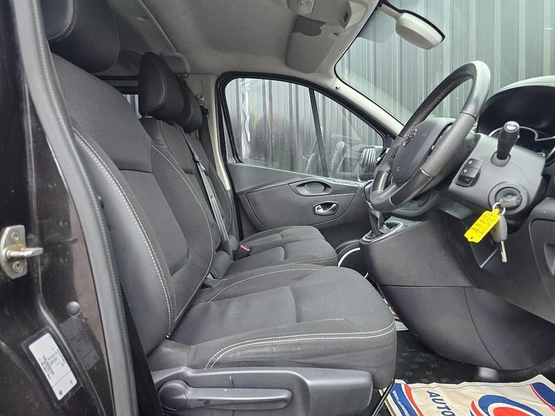 Used Nissan NV300 Tekna 170 HP (125 kW) 2020 Black Van