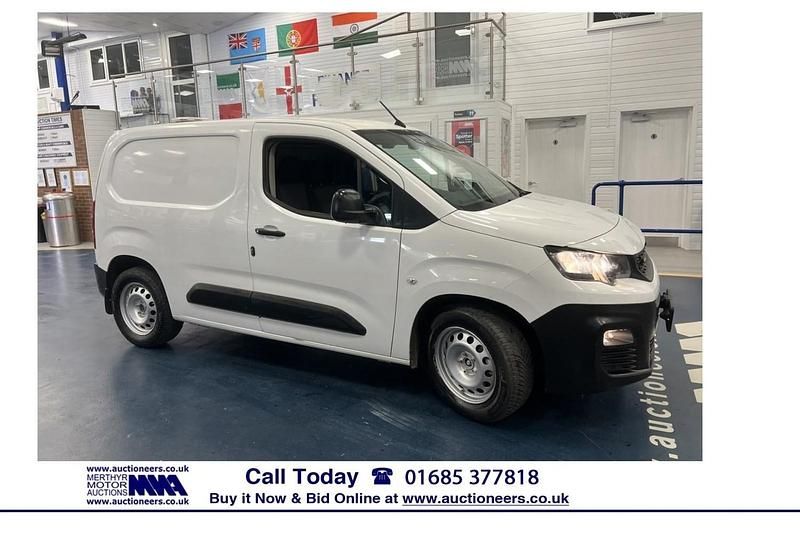 Used Peugeot Partner 75 HP (55 kW) 2019 White MPV