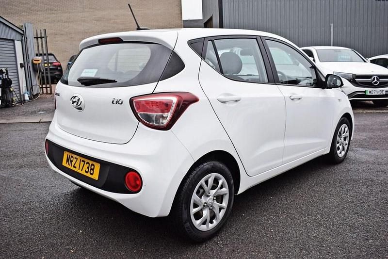 Used Hyundai i10 SE 66 HP (48 kW) 2017 White Hatchback