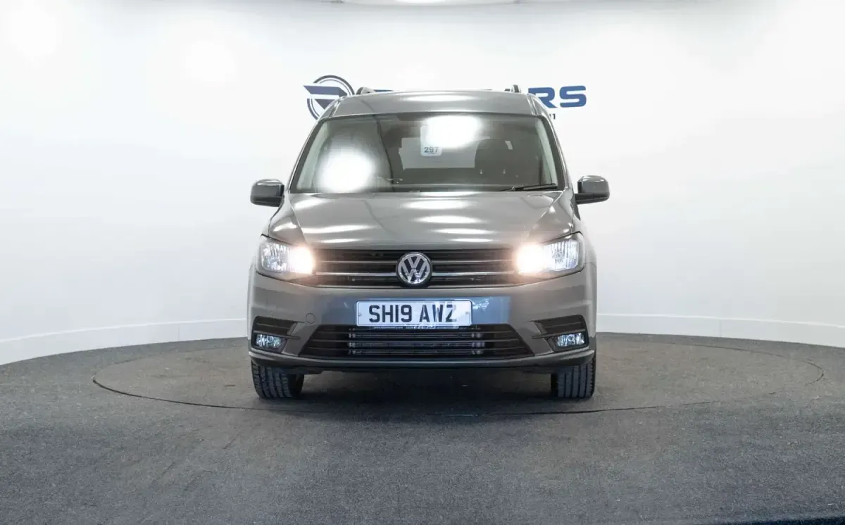 Usado VW Caddy Maxi 101 HP (74 kW) 2019 Cinzento Monovolume