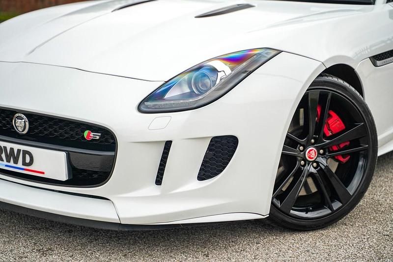 Used Jaguar F-Type Supercharged 495 HP (364 kW) 2013 White Cabriolet