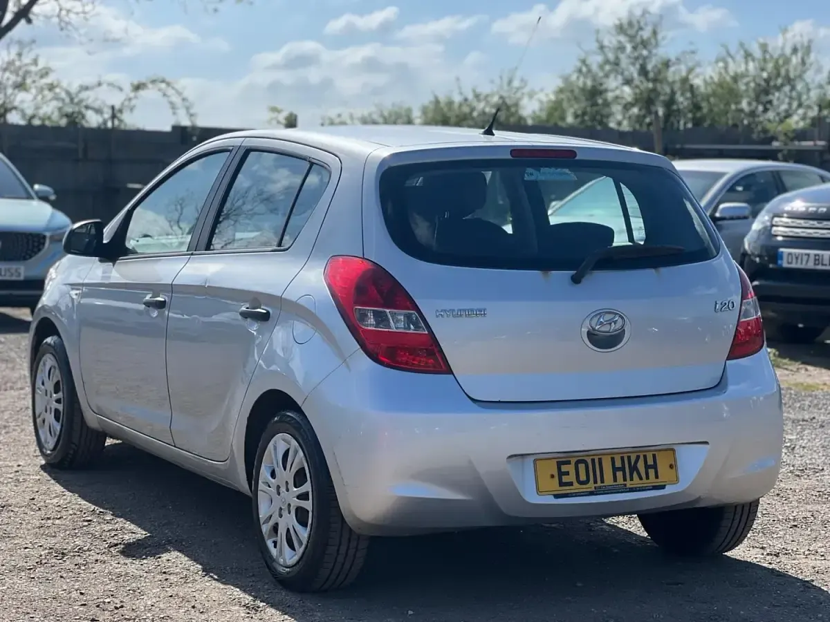 Używany Hyundai i20 Classic 78 KM (57 kW) 2011 Srebrny Hatchback