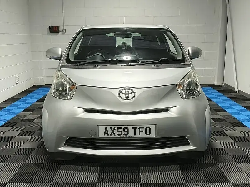 Used Toyota iQ 68 HP (50 kW) 2009 Silver Hatchback