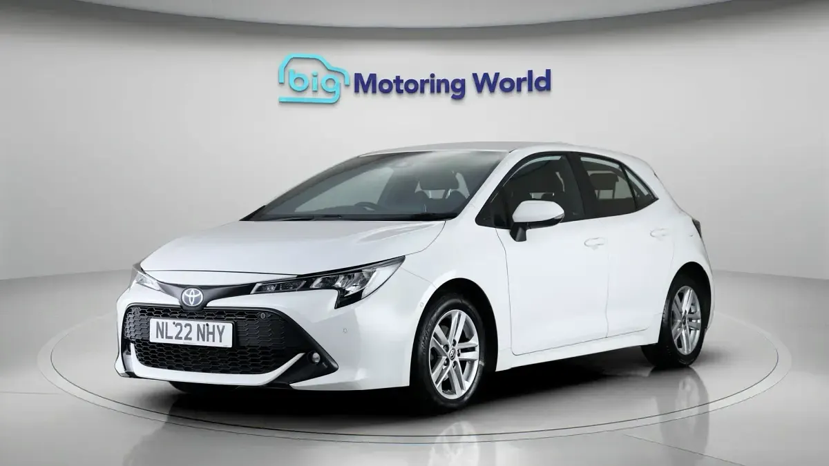 Used Toyota Corolla 122 HP (89 kW) 2022 White Hatchback