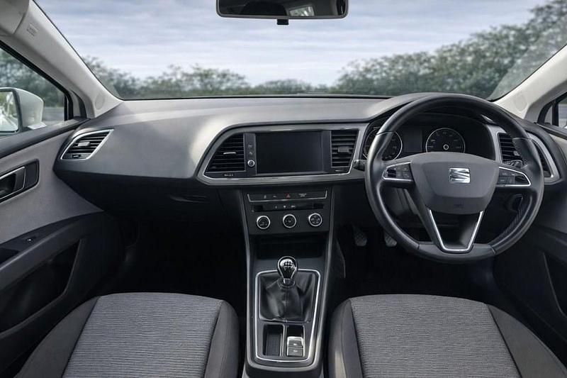 Used Seat Leon SE Dynamic 115 HP (84 kW) 2020 Silver Hatchback