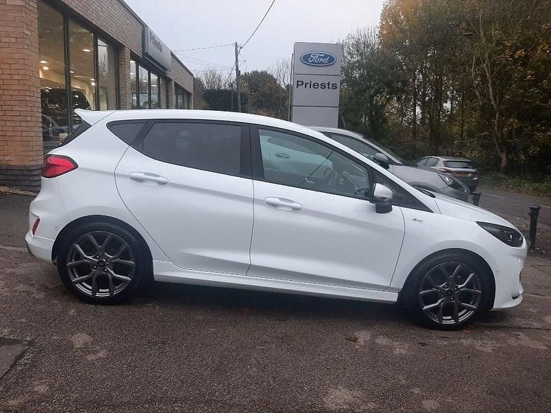 Begagnad Ford Fiesta ST-Line 100 HK (73 kW) 2023 Vit Halvkombi