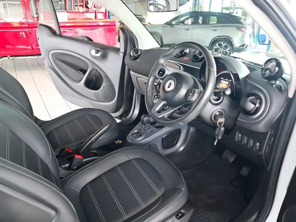 Used Smart ForTwo Coupé Premium 71 HP (52 kW) 2019 White Coupe