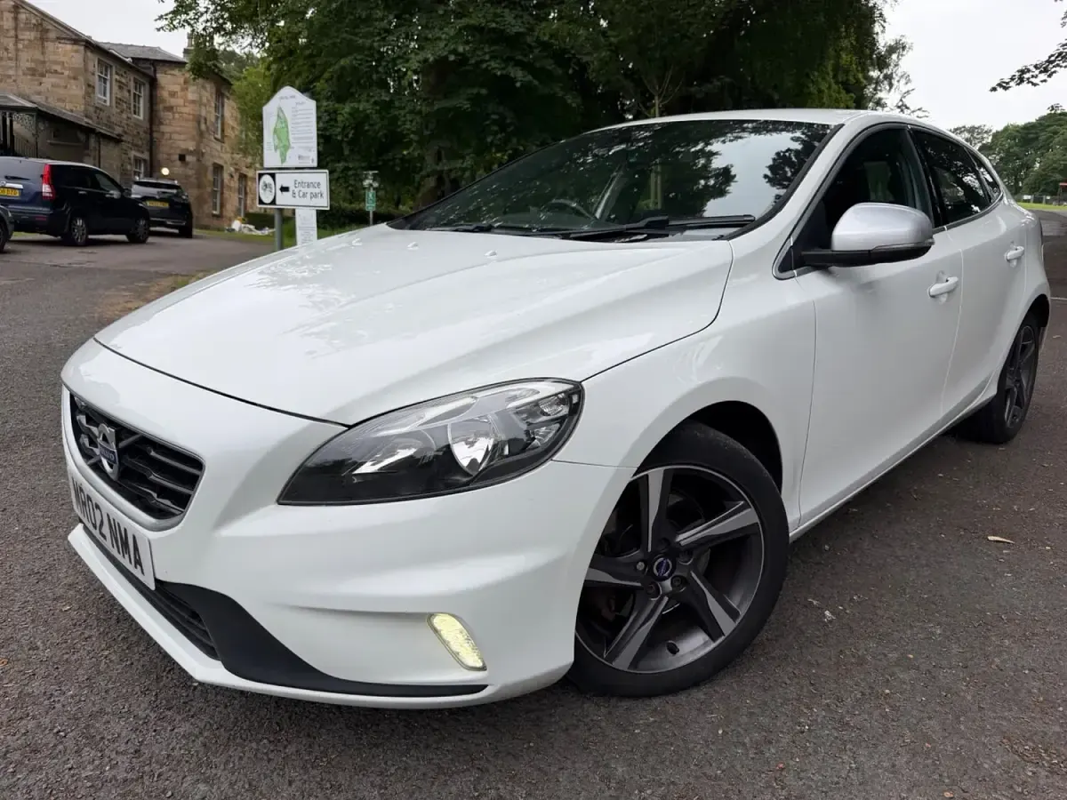 Used Volvo V40 R-Design 120 HP (88 kW) 2015 White Hatchback