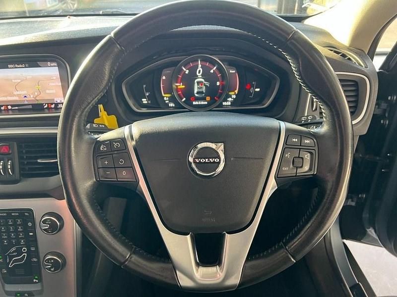 Used Volvo V40 Pro 150 HP (110 kW) 2017 Blue Hatchback