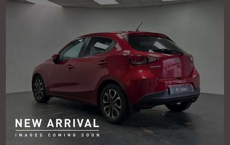 Begagnad Mazda 2 Inclusive 88 HK (64 kW) 2016 Röd Halvkombi