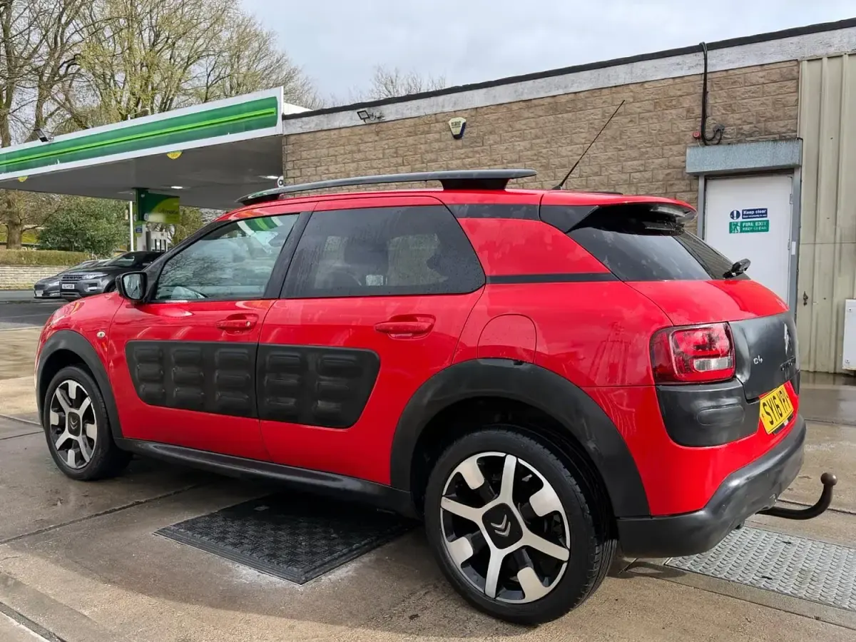 Used Citroën C4 Cactus Flair 100 HP (73 kW) 2016 Red Hatchback