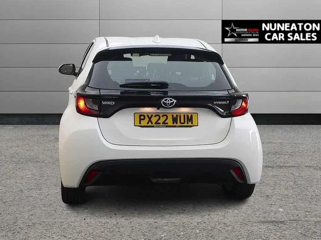 Used Toyota Yaris 91 HP (66 kW) 2022 White Hatchback