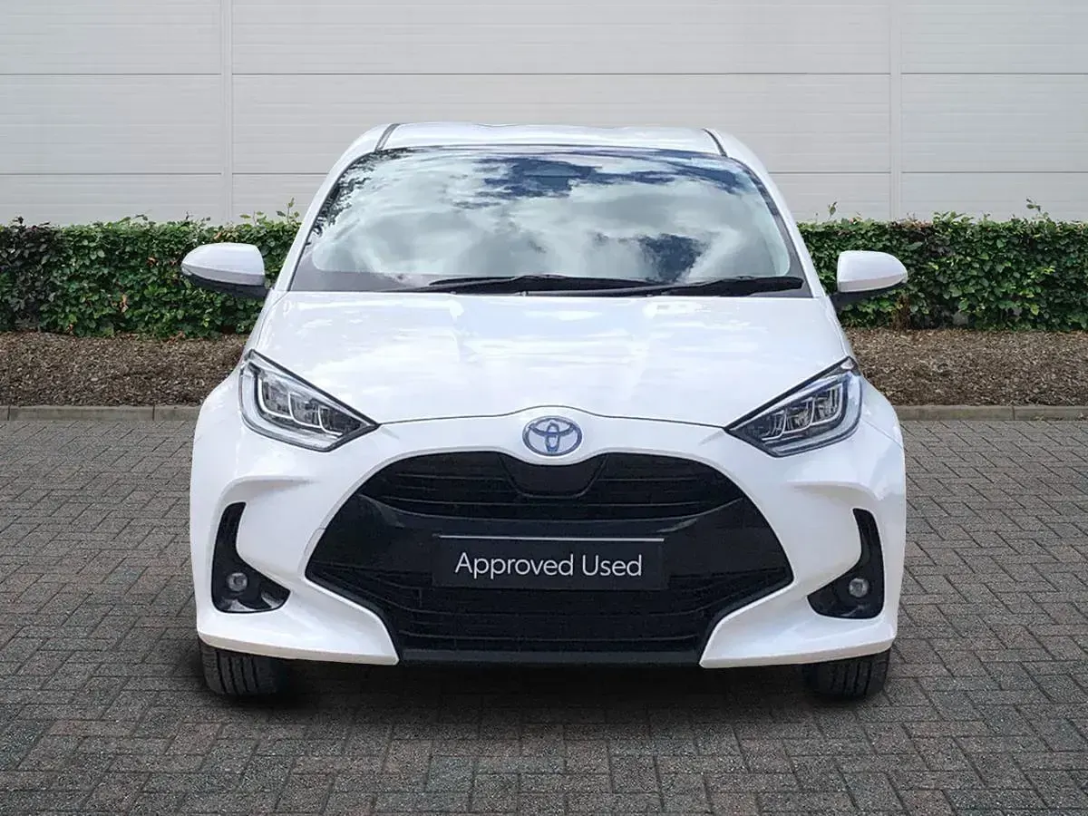 Used Toyota Yaris Design 116 HP (85 kW) 2024 White Hatchback