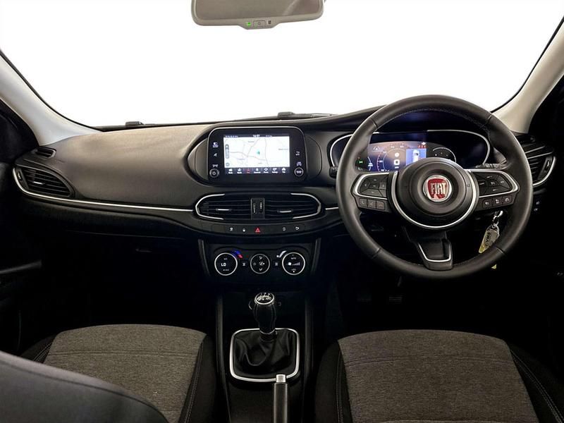 Used Fiat Tipo Cross 100 HP (73 kW) 2022 White Hatchback