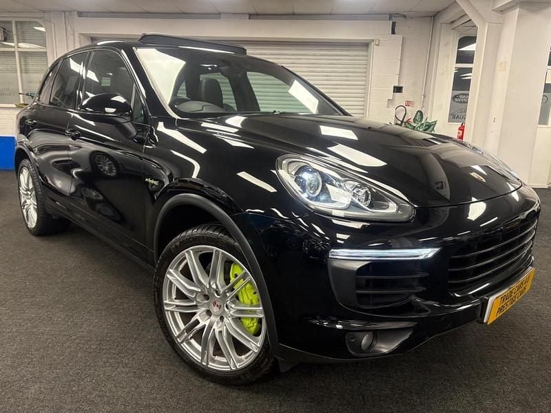Black Used 2015 Porsche Cayenne S E-Hybrid SUV | £17,995 (Fair price) - Image 1/4