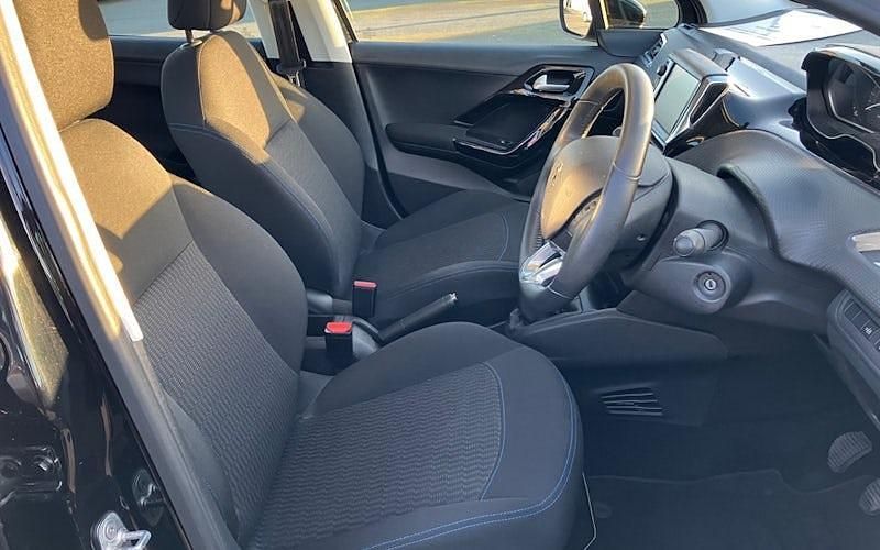 Used Peugeot 208 Signature Sky 82 HP (60 kW) 2019 Hatchback