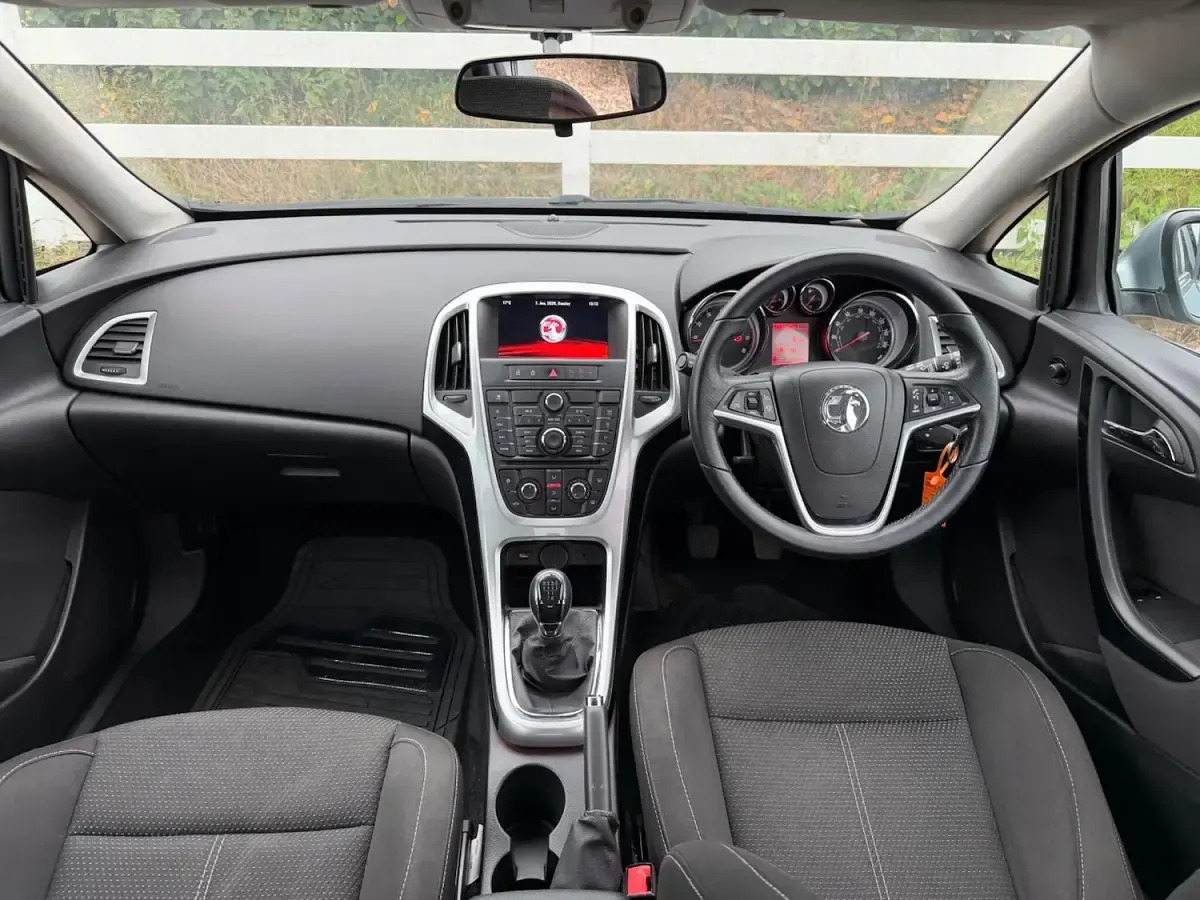 Used Vauxhall Astra 115 HP (84 kW) 2015 Silver Hatchback