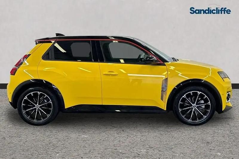 Used Renault R5 Iconic 110 kW (150 HP) 2025 Yellow/black Hatchback