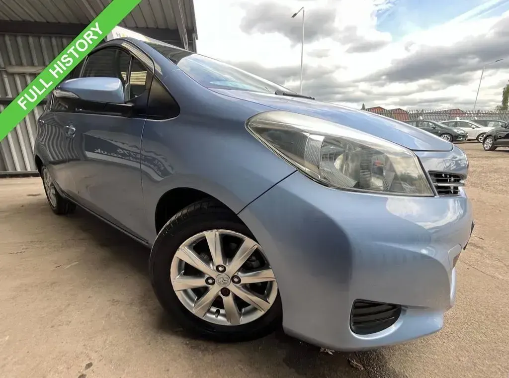 Second-hand Toyota Yaris 101 CP (74 kW) 2013 Albastru Hatchback