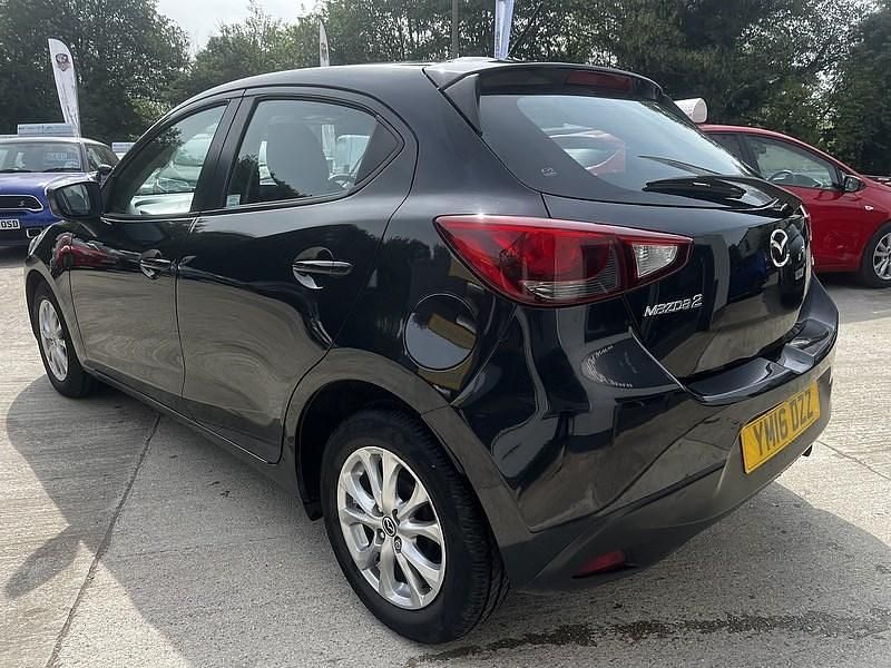 Begagnad Mazda 2 2016 Svart Halvkombi