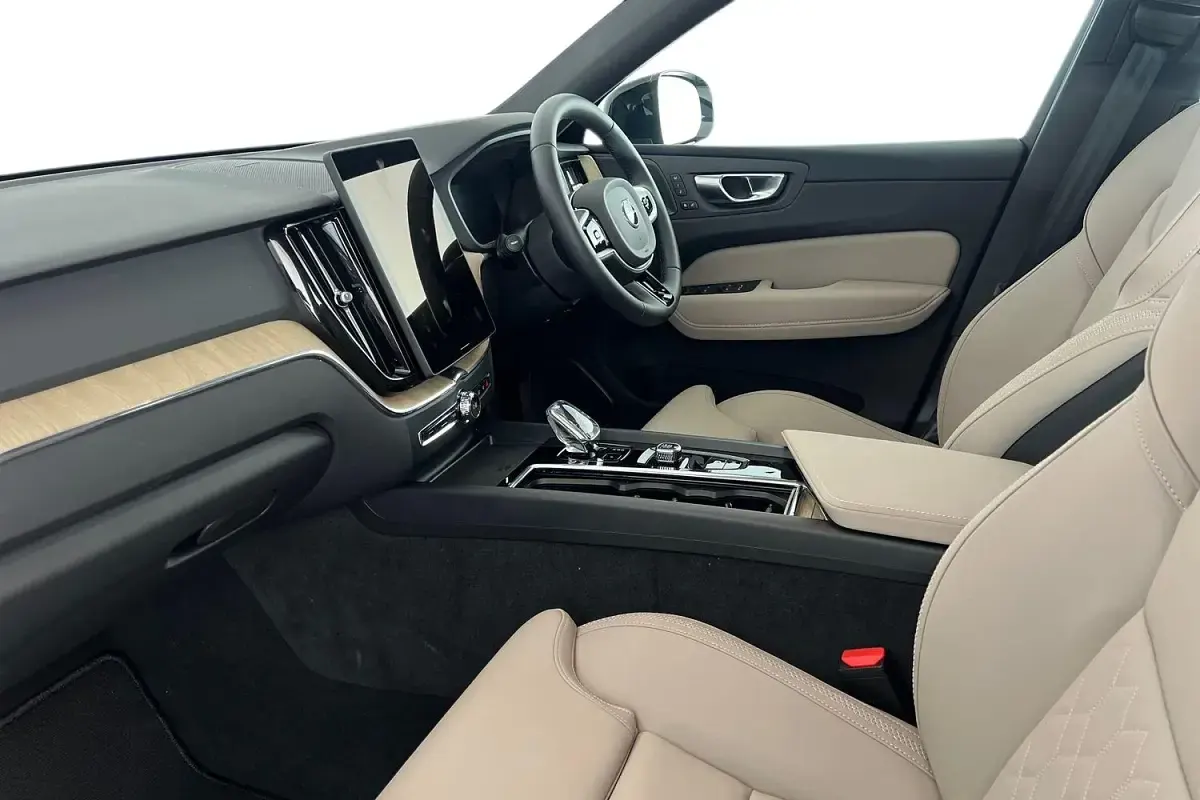 Used Volvo XC60 Plus 250 HP (183 kW) 2025 Crystal white SUV