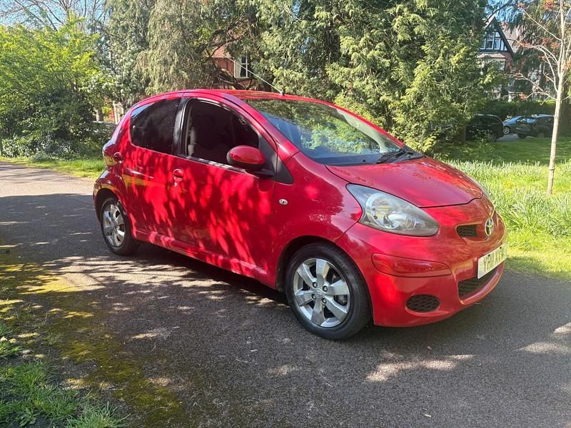 Usado Toyota Aygo 68 HP (50 kW) 2011 Vermelho Citadino