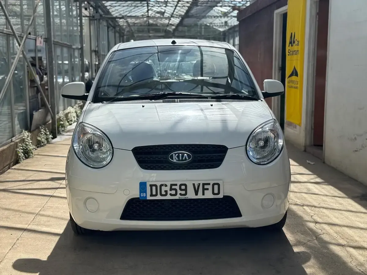 Used Kia Picanto 61 HP (44 kW) 2010 White Hatchback