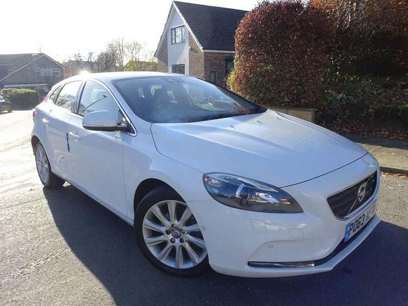 White Used 2013 Volvo V40 SE Lux Hatchback | £6,595 (Fair price) - Image 1/4