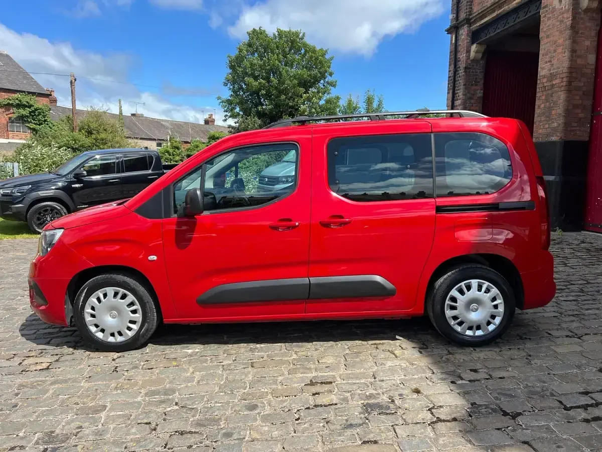 Used Vauxhall Combo Design Edition 130 HP (95 kW) 2019 Red MPV