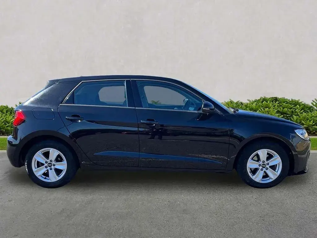 Begagnad Audi A1 Premium 108 HK (79 kW) 2023 Svart SUV