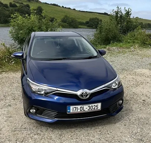 Used Toyota Auris 110 HP (80 kW) 2017 Blue Hatchback