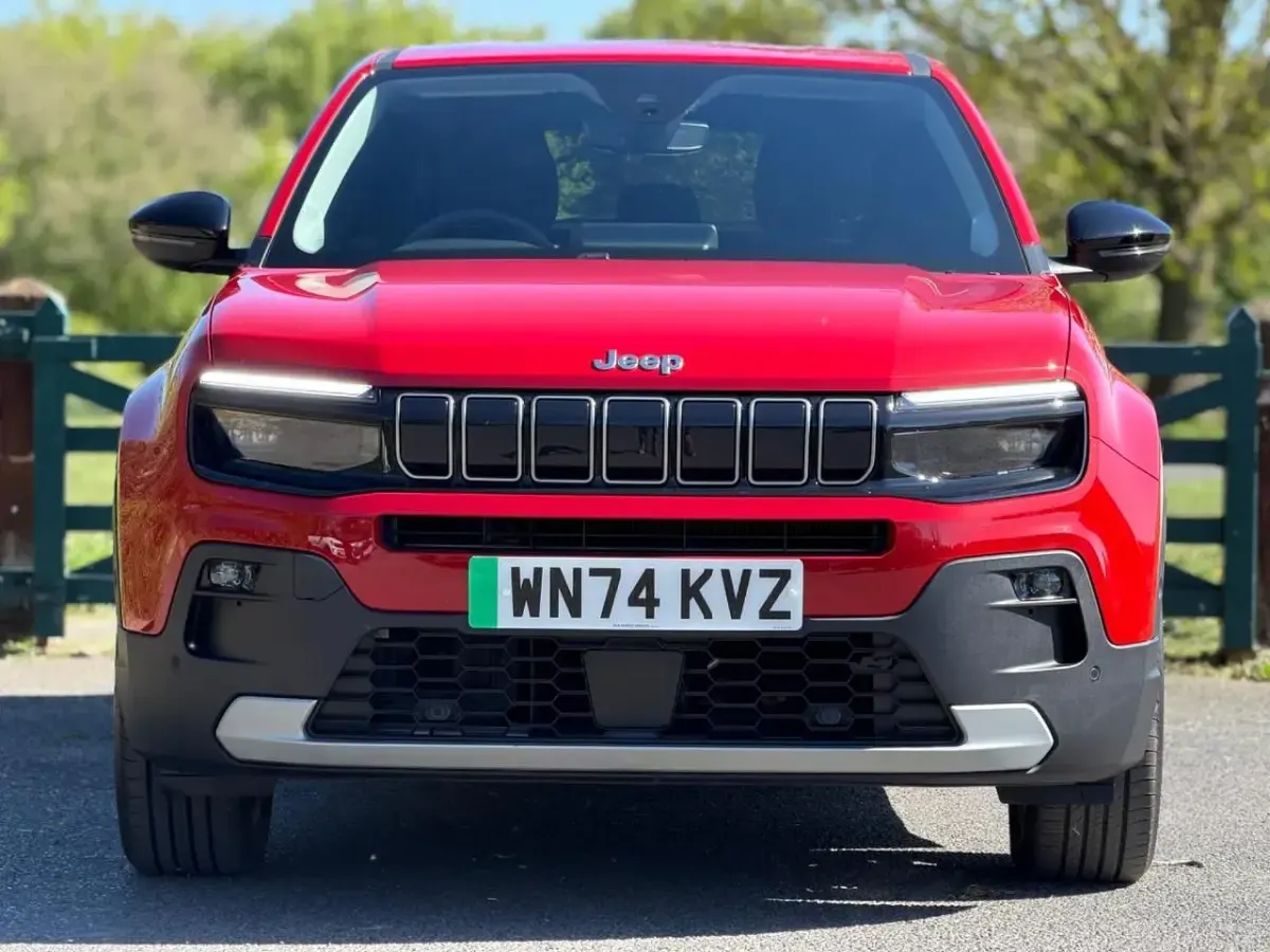Begagnad Jeep Avenger EV Summit 114 kW (156 HK) 2025 Röd SUV