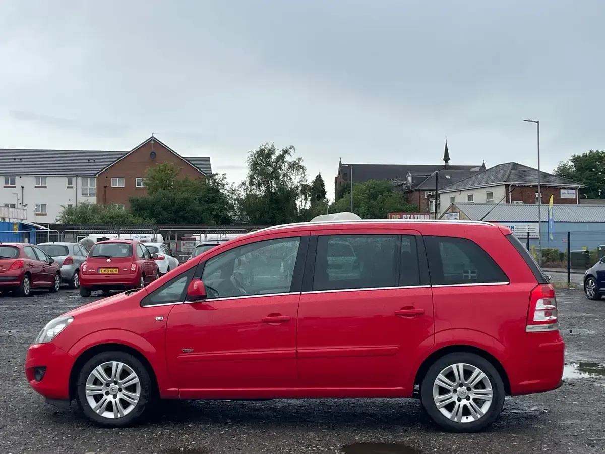 Used Vauxhall Zafira Design Edition 115 HP (84 kW) 2012 Red MPV