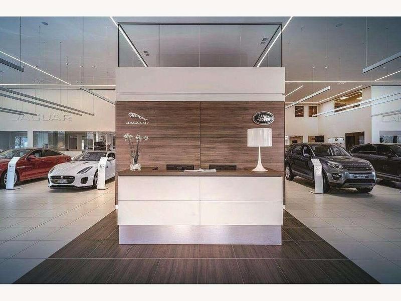 Begagnad Land Rover Defender 296 HK (217 kW) 2023 Svart SUV