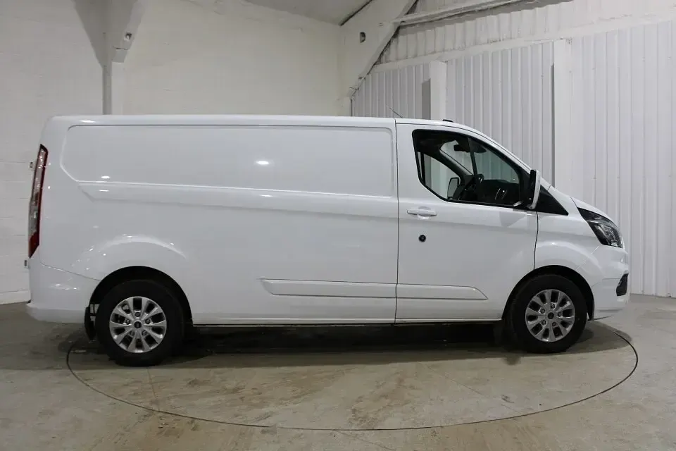 Used Ford Transit Custom Limited 130 HP (95 kW) 2023 White Van