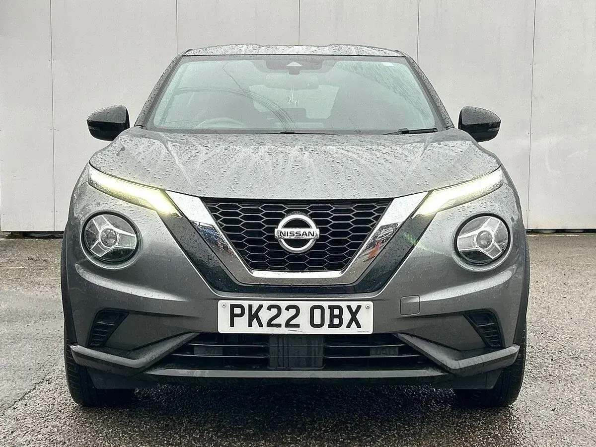 Usado Nissan Juke N-Connecta 114 HP (83 kW) 2022 Cinzento SUV